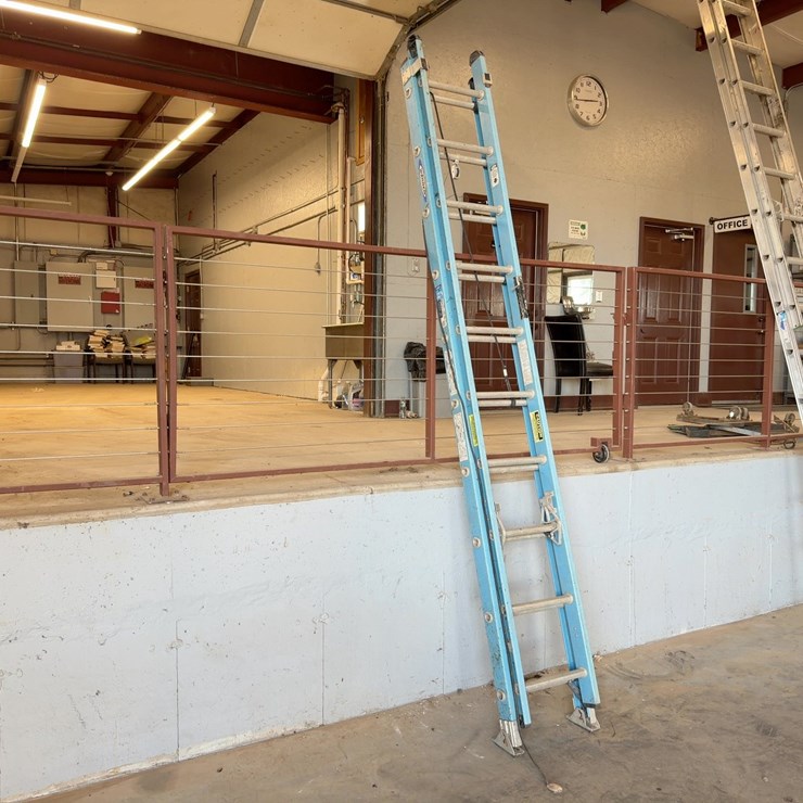 WERNER 20' FIBERGLASS EXTENSION LADDER