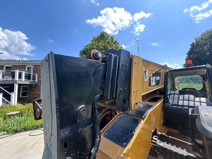 2017-caterpillar-tl1055d-image-13