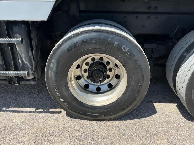 2019-freightliner-114sd-image-9