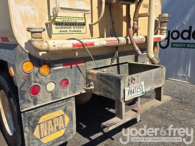 2013-freightliner-m2-106-image-17