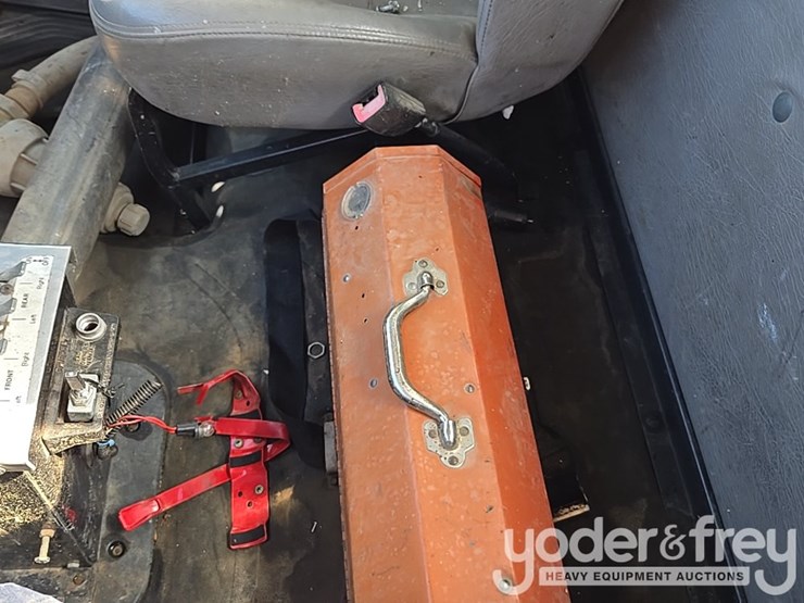 2013-freightliner-m2-106-image-39