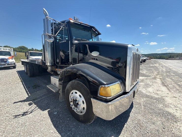 1999-peterbilt-385-image-2