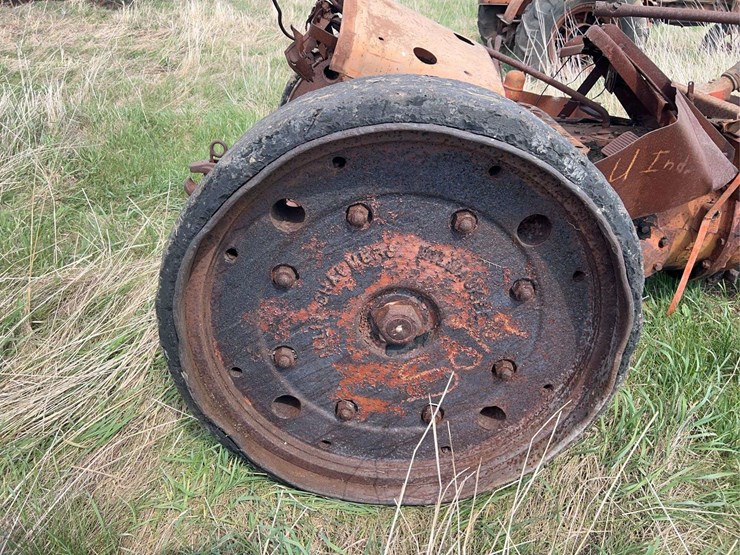 allis-chalmers-u-industrial-parts-tractor-image-25