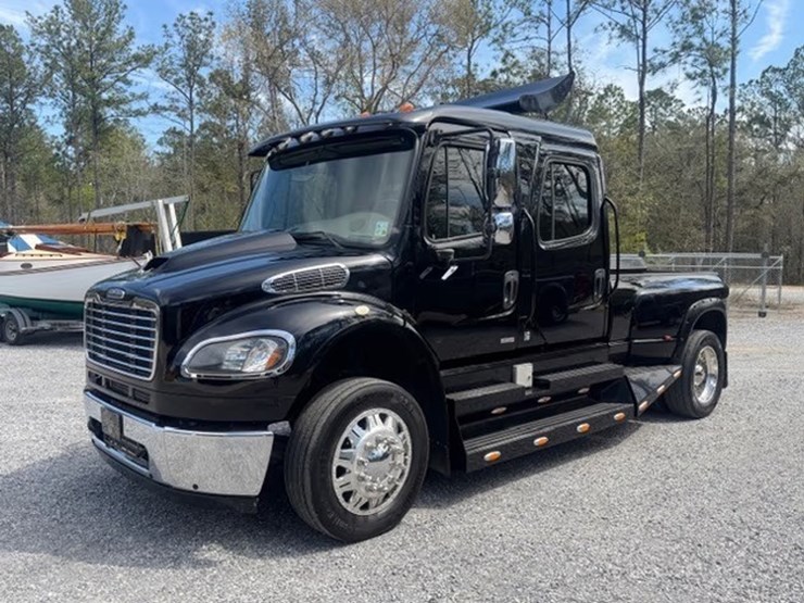 2009-freightliner-m2-106-image-1