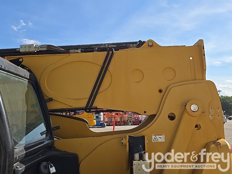 2017-caterpillar-tl1055d-image-17