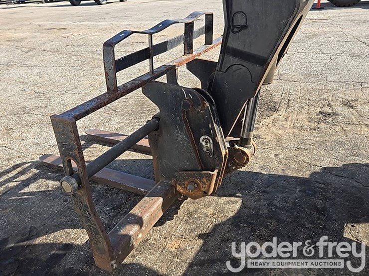 2017-caterpillar-tl1055d-image-9