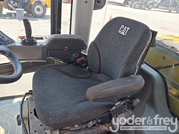 2020-caterpillar-cs56b-image-23