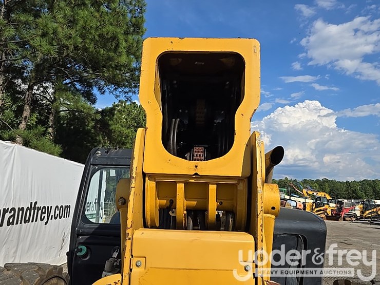 2017-caterpillar-tl1055d-image-16