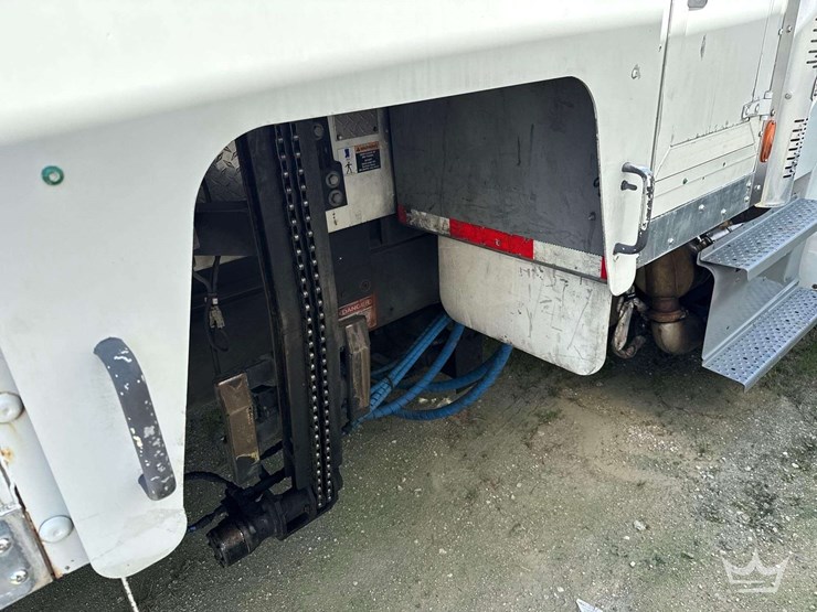 2016-freightliner-m2-106-image-36