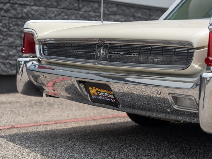 #111-•-1962-lincoln-continental-sedan-image-32