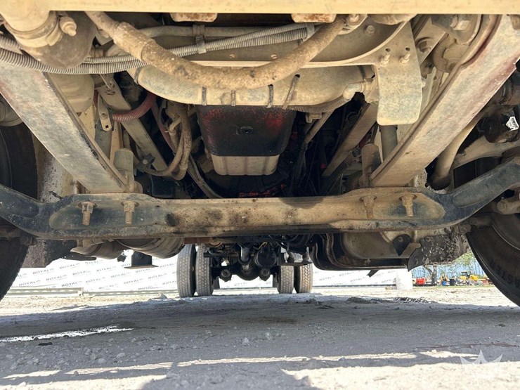 2017-freightliner-m2-106-image-45