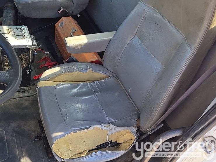 2013-freightliner-m2-106-image-32