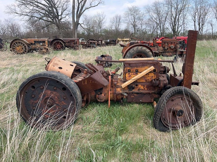 allis-chalmers-u-industrial-parts-tractor-image-6