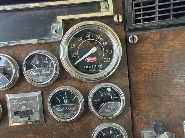 1999-peterbilt-385-image-28