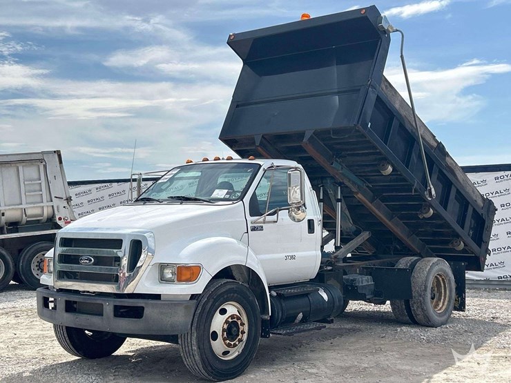 2010-ford-f750-image-1