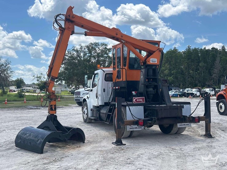 2016-freightliner-m2-106-image-3