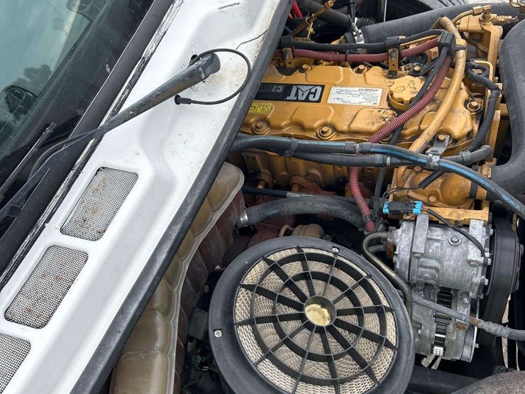 2006-freightliner-m2-106-image-9