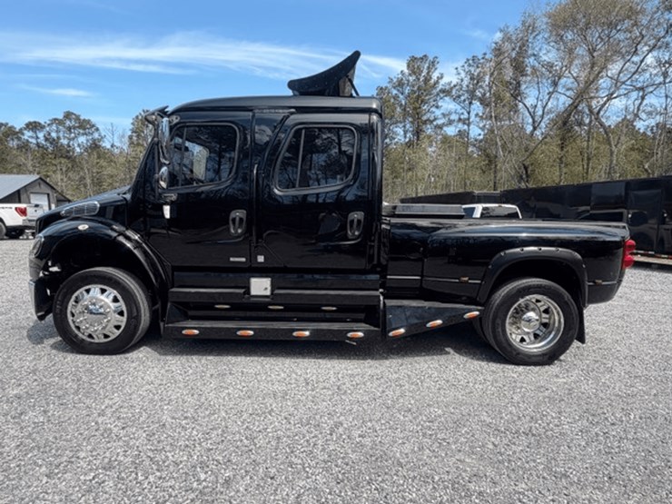 2009-freightliner-m2-106-image-5