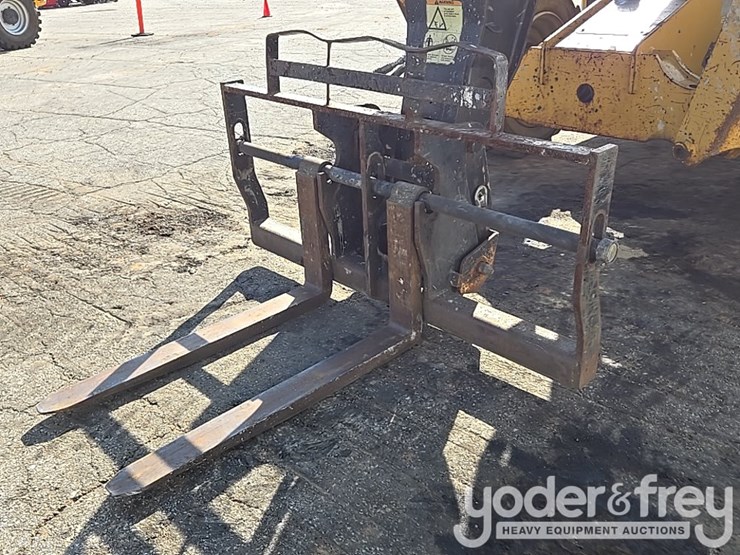 2017-caterpillar-tl1055d-image-10