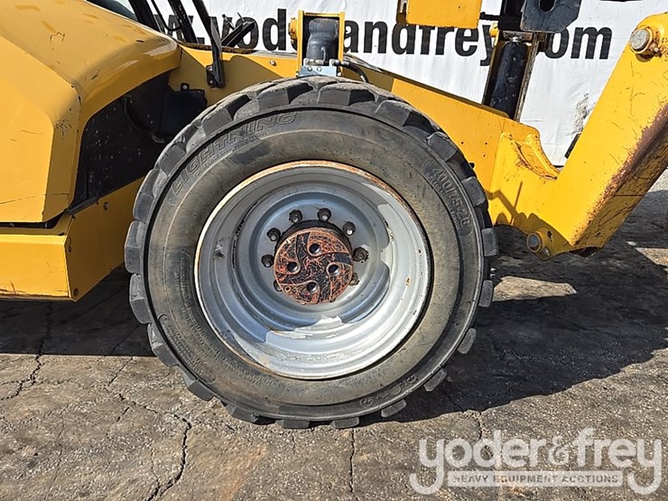 2017-caterpillar-tl1055d-image-22