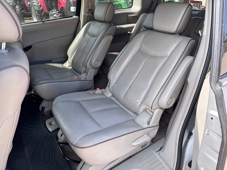 2013-nissan-quest-image-6