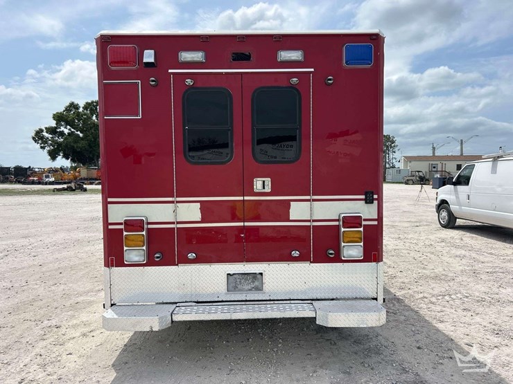 2005-freightliner-m2-106-image-40