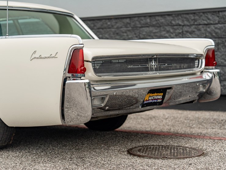 #111-•-1962-lincoln-continental-sedan-image-10