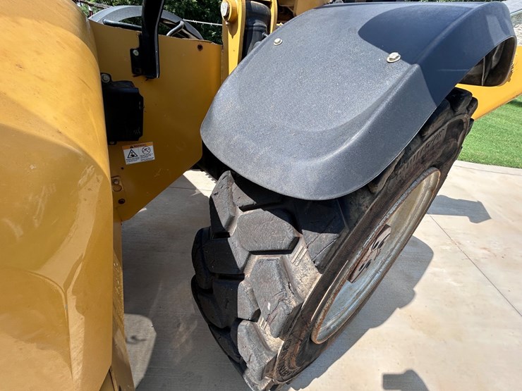 2017-caterpillar-tl1055d-image-9