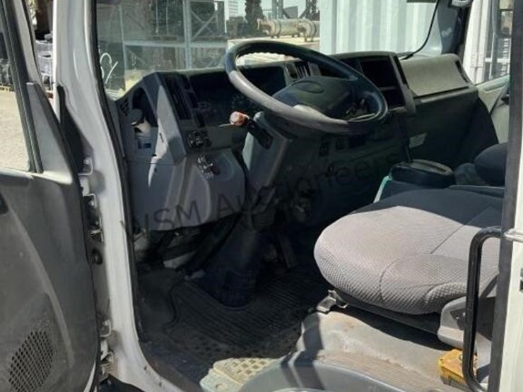 2015-isuzu-npr-image-22