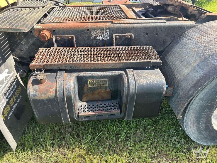 yard-spotter-truck-image-7