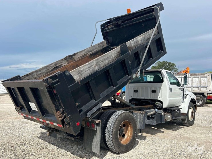 2010-ford-f750-image-3