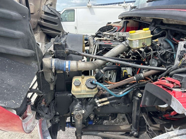 2005-freightliner-m2-106-image-10
