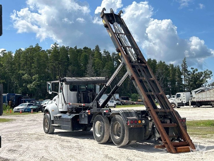 2016-peterbilt-348-image-3