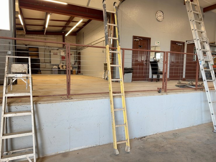 werner-10'-fiberglass-ladder-image-1