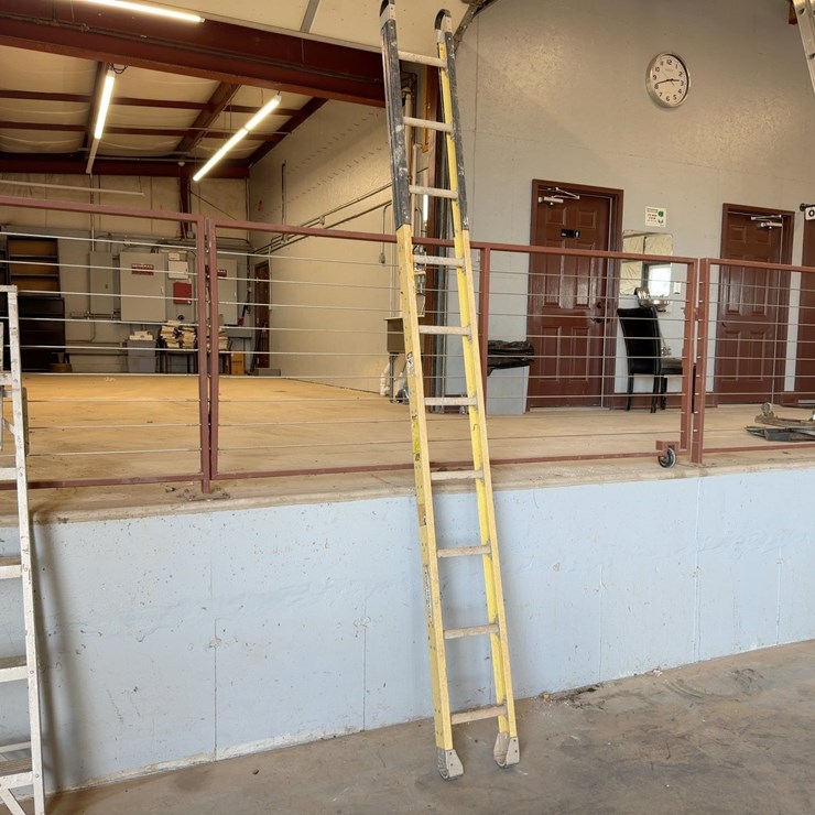 WERNER 10' FIBERGLASS LADDER