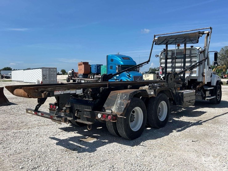2016-freightliner-114sd-image-3
