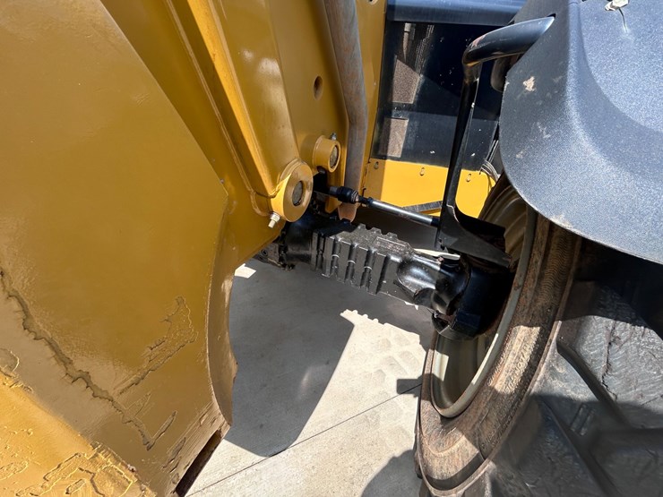 2017-caterpillar-tl1055d-image-18