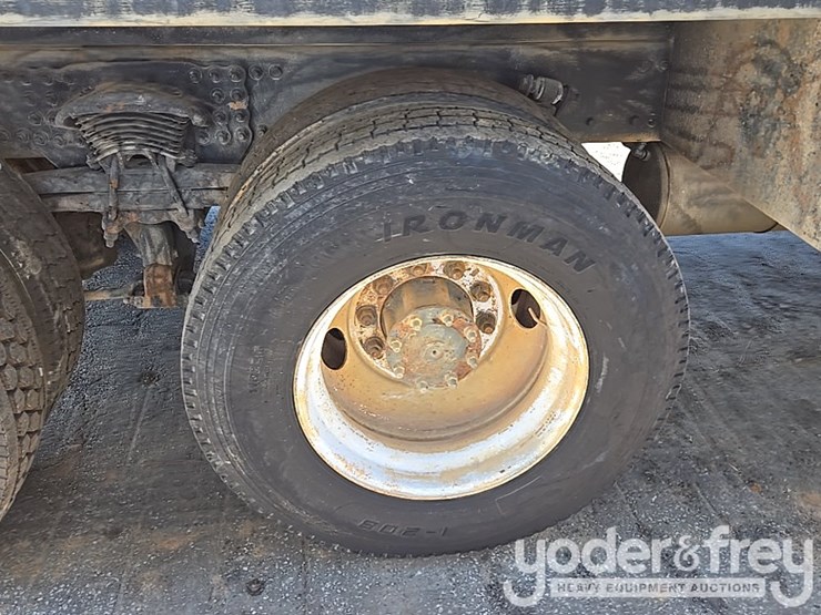 2013-freightliner-m2-106-image-12