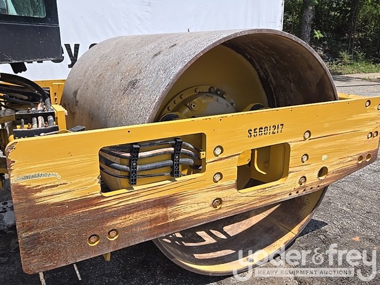 2020-caterpillar-cs56b-image-12