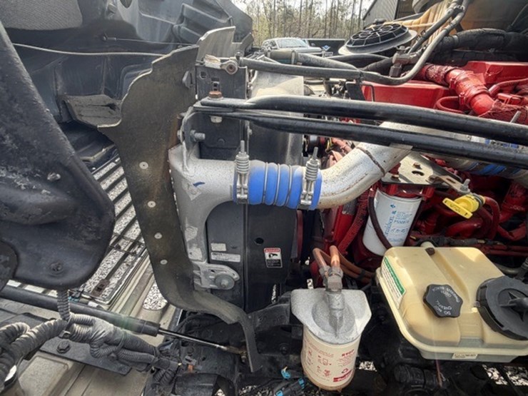 2009-freightliner-m2-106-image-39