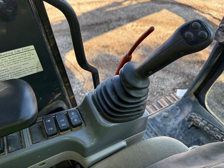 2016-deere-245g-lc-image-27