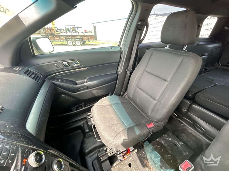 2016-ford-explorer-image-18