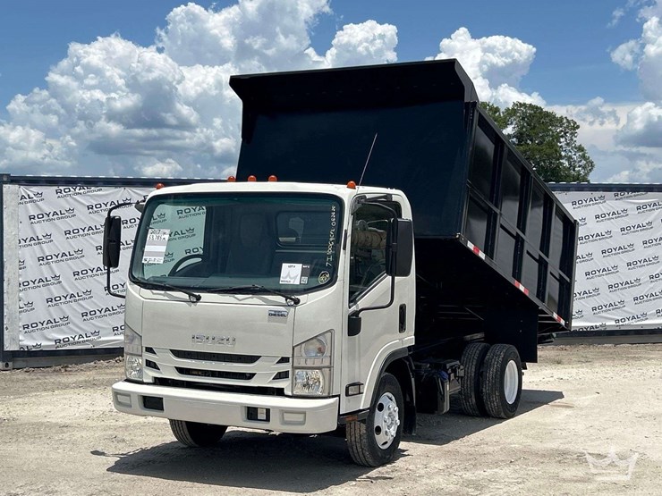 2017-isuzu-npr-image-1