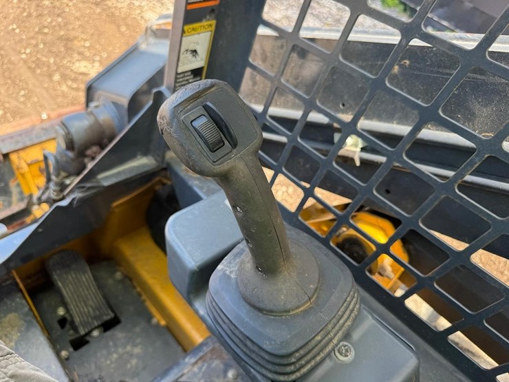 2017-deere-317g-image-26