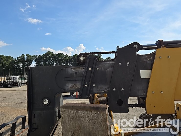 2017-caterpillar-tl1055d-image-19