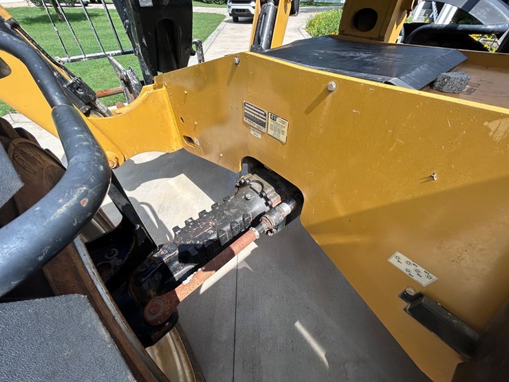 2017-caterpillar-tl1055d-image-15