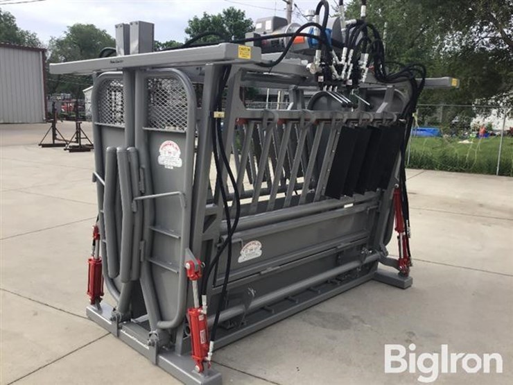 2026-bowman-2800-medium-duty-hydraulic-squeeze/head-cattle-chute-image-1