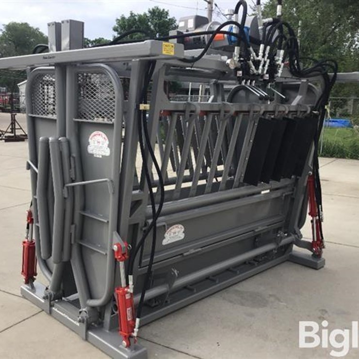 2026 Bowman 2800 Medium Duty Hydraulic Squeeze/Head Cattle Chute