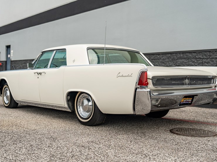 #111-•-1962-lincoln-continental-sedan-image-7