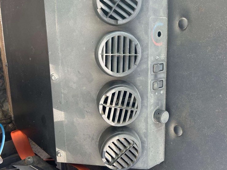 2016-freightliner-m2-106-image-23